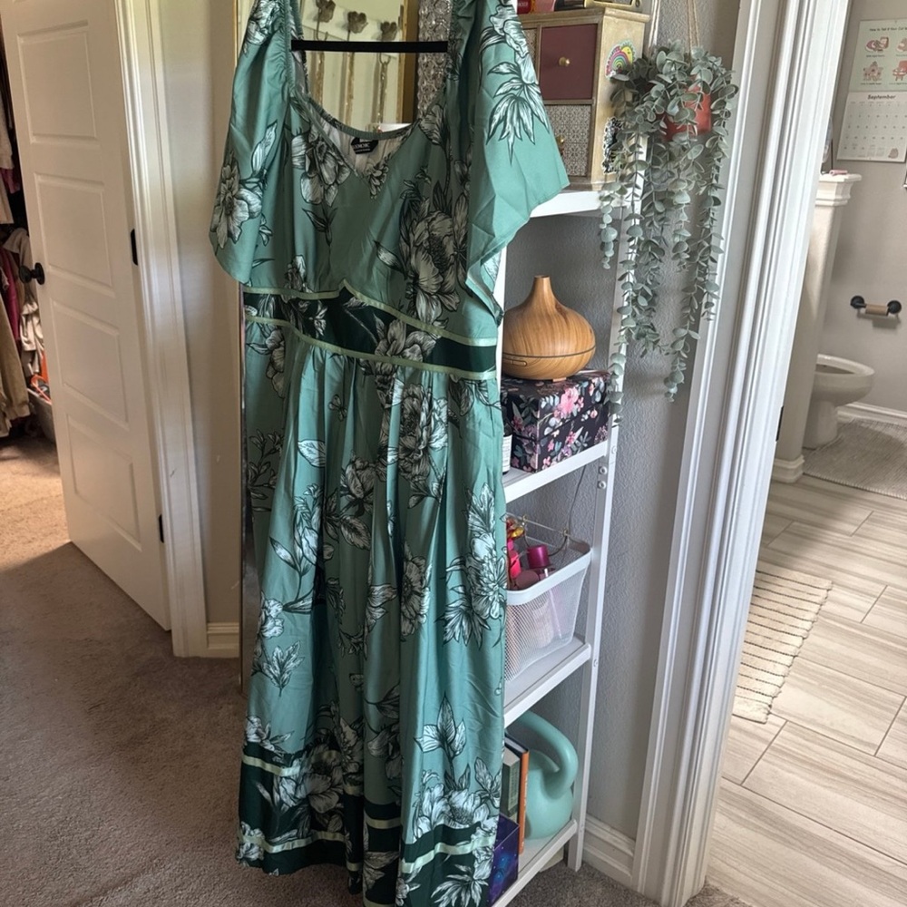 BloomChic Sage Green Floral Dress - Size 18/20